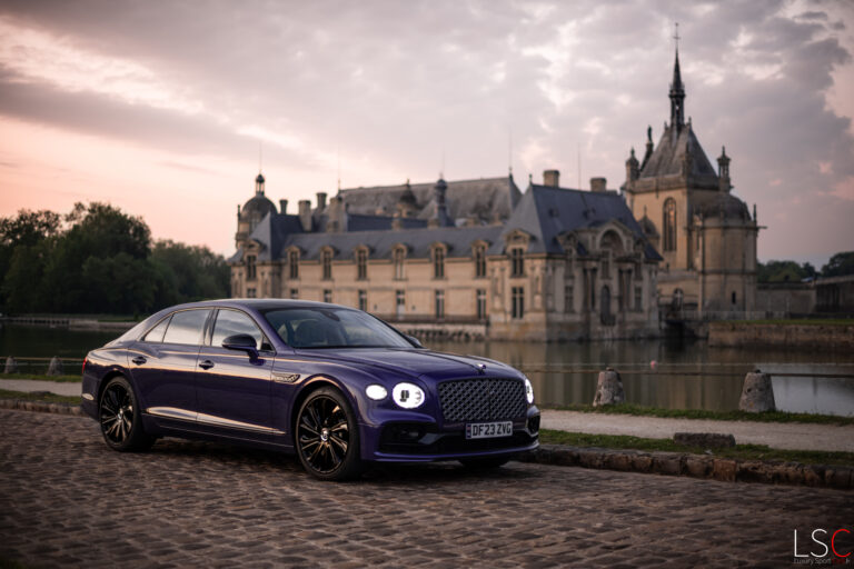Bentley Flying Spur Mulliner devant un château