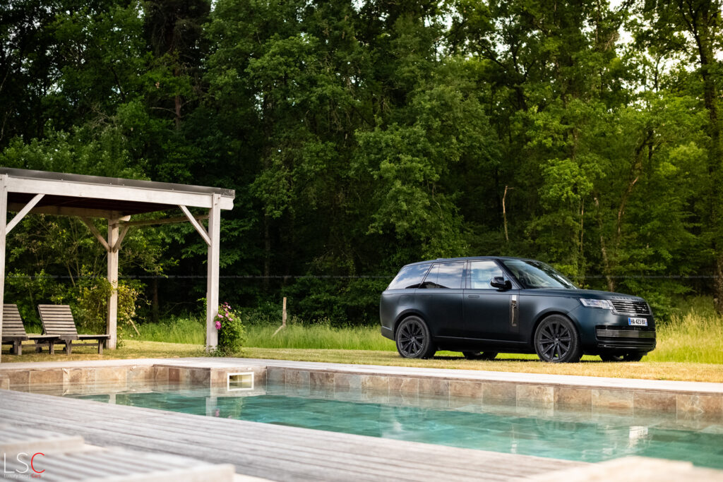 Range Rover SV roadtrip villa avec piscine par Thomas FLAMANT - LuxurySportCars.fr