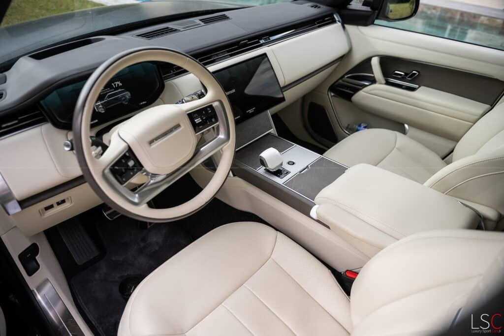 Intérieur Range Rover SV P550e à Tours par LuxurySportCars.FR