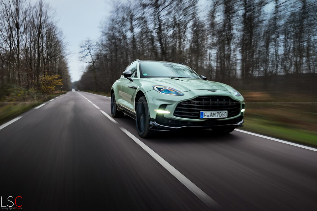 Aston Martin DBX 707 traveling par Thomas FLAMANT LuxurySportCars.fr